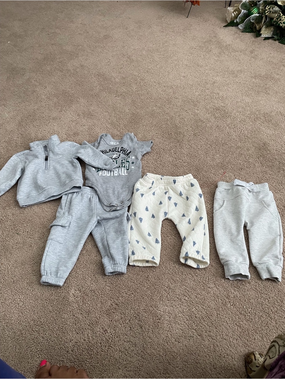 New Balance Kids Gray Joggers & Cream Tree-Print Sweatpants Set